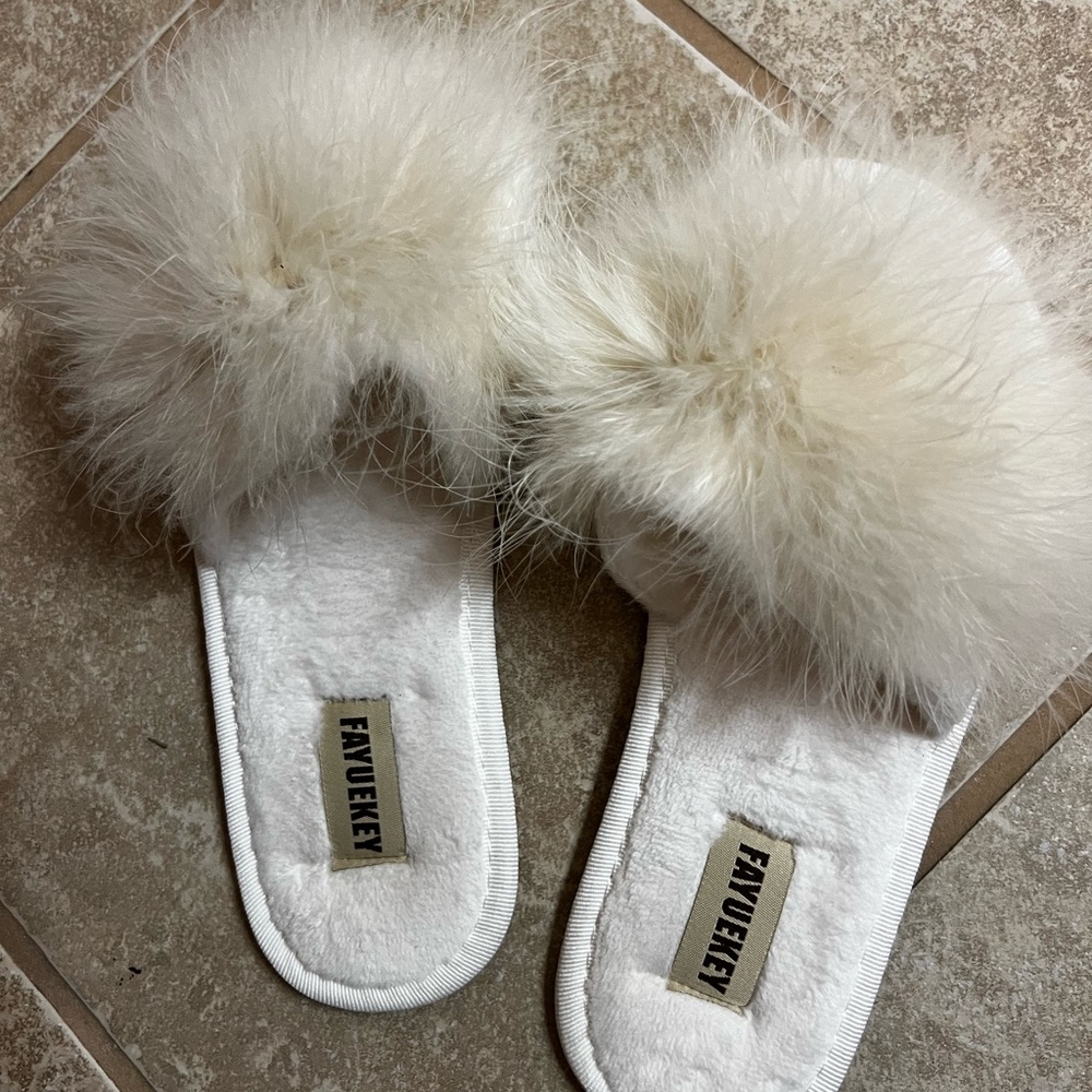 Fuzzy slippers size 7